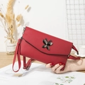 Sac bandoulière rouge avec fermoir papillon en métal et dragonne assortie chic - Rouge