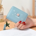 Mini portefeuille fleuri bleu clair avec fermeture éclair et pompon décoratif - Bleu clair