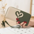 Cartera larga para mujer en color crema y verde oscuro con adorno de borla - Verde