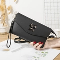 Sac bandoulière noir grainé avec boucle papillon métal et bandoulière amovible - Noir