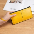 Portafoglio lungo giallo da donna con cerniera, texture in pelle e cinturino da polso - Giallo