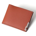 Cartera de hombre en cuero granulado color canela con detalle de metal plata - Café Claro