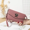 Sac à bandoulière rose grainé avec une élégante boucle papillon noire en relief - Rose Foncé
