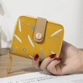 Portefeuille femme en similicuir jaune gingembre avec imprimés plumes et dragonne - Jaune