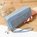 Cartera larga azul claro con doble cremallera, textura de cocodrilo y correa de muñeca - Azul
