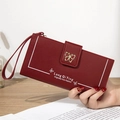 Cartera larga de mujer rojo oscuro con hebilla de mariposa dorada y correa - Granate