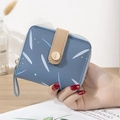 Petit portefeuille bicolore en similicuir bleu gris avec motif plume blanche et dragonne - Bleu