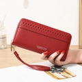 Portefeuille long rouge zippé pour femme avec détails découpés au laser et dragonne - Bordeaux