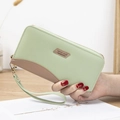 Cartera larga de cuero PU para mujer con diseño patchwork en verde y marrón de moda - Verde
