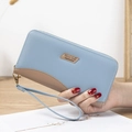 Cartera larga de mujer en cuero PU bicolor azul claro y beige con correa de muñeca - Azul