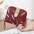 Kurze Bifold-Geldbörse in Weinrot aus Leder mit weißen Blättern und blauen Blumenmustern - Weinrot