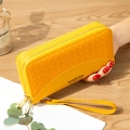 Lungo portafoglio giallo intrecciato con doppia cerniera e cinturino da polso - Giallo
