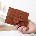 Mini portefeuille minimaliste en cuir marron pour femme avec coutures blanches contrastées - Marron