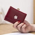 Mini portefeuille rouge foncé pour femme avec fleur blanche et fermoir métallique chic - Rouge