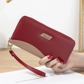 Portafoglio lungo da donna in pelle PU con design patchwork e cinturino da polso - Rosso ciliegia