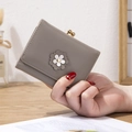 Cartera corta gris para mujer con flores decorativas y cierre de bola metálica - Gris claro