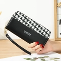 Cartera larga de mujer en cuero PU con patrón de pata de gallo en blanco y negro y correa - Negro