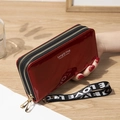 Cartera larga de cuero sintético rojo brillante con doble cremallera y correa de mano - Rojo