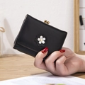 Cartera corta negra con diseño floral y cierre de clip dorado para mujer - Negro