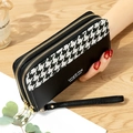 Cartera larga con doble cremallera y diseño de pata de gallo con correa de mano - Negro