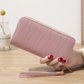 Cartera larga rosa para mujer con textura ondulada y práctica correa de mano - Rosa Claro