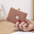 Minicartera de mujer marrón claro con detalle de flor blanca y cierre metálico - Rosa oscuro