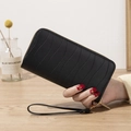 Cartera larga negra para mujer con textura ondulada en relieve y correa de muñeca - Negro
