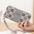 Portafoglio lungo da donna in pelle PU grigia con motivo monogramma e cinturino da polso - Grigio