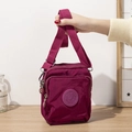 Sac bandoulière en nylon magenta pour femme avec poches zippées et bandoulière réglable - Fuchsia