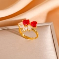 Macro d'une bague dorée avec pierres cœur rouges et zircons en goutte au motif floral - Bague (8874) / Or