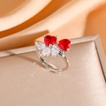 Gros plan de gemmes de cœur rouges et pierres blanches sur bague réglable argent - Bague (8874) / Argent