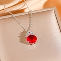 Elegantes Silberhalsketten-Set mit großem rundem Rubinanhänger und Diamantakzenten - Silberfarbene Rote Zirkonia Halskette