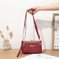 Bolso bandolera de cuero rojo con grabado de lichi y elegantes detalles metálicos - Rojo