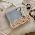 Bufanda de mezcla de lana azul y beige con flecos sobre una chaqueta de forro polar - Azul Beige