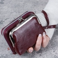Porte-monnaie vintage en cuir bordeaux avec fermoir kiss-lock et dragonne - Bordeaux