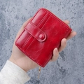 Petit portefeuille rouge brillant en cuir avec poche zippée et fermoir à bouton - Rouge