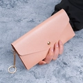 Portafoglio lungo rosa in ecopelle con bottone a pressione e catena portachiavi in metallo - Rosa