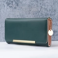 Portafoglio lungo da donna in pelle verde scuro con interno rosa e dettagli dorati - Verde