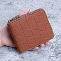 Braune Herren Geldbörse mit Reißverschluss und geometrischem Muster in der Hand - Braun