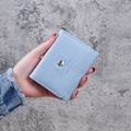 Hellblaue dreifach gefaltete Mini-Lederbörse mit goldenem Herzverschluss und Prägung - Blau