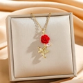 Halskette mit roter Samtrose, goldenen Blättern und Tropfenanhänger auf Seide - Roter Beflockter Rosenstil (8217) / Gold/Rot