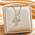 Elegante collana a farfalla con zirconi e ciondolo a goccia su sfondo di seta pregiata - Farfalla Perla Argentata (8905)
