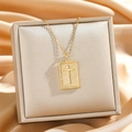 Collier élégant à pendentif croix carrée dorée sur une boîte à bijoux en satin de luxe - Croix Simple Or (8901)