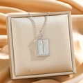 Collier avec pendentif croix argentée sur un écrin à bijoux champagne avec fond en soie - Croix Simple Argent (8901)
