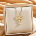 Gouden engelketting met fonkelende strassteentjes op een champagne satijnen achtergrond - Gouden Engelenvleugels (8902)