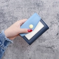 Portefeuille court tricolore pour femme avec boucle dorée et design minimaliste - Bleu