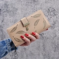 Portefeuille beige en similicuir avec motif feuille ajouré et doublure pailletée - Kaki