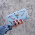 Portefeuille long bleu clair pour femme avec motif feuille ajourée et pendentif doré - Bleu