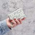 Porte-cartes chic en cuir beige avec motif monogramme et fermeture dorée - Abricot