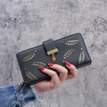 Portefeuille long noir pour femme avec motif de feuille évidé et pendentif doré - Noir